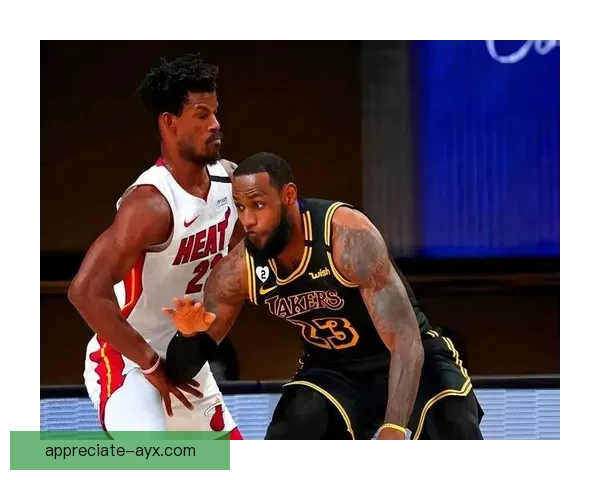 NBA最新动态：詹姆斯重返湖人队训练场 勇士与凯尔特人展开激烈交易谈判